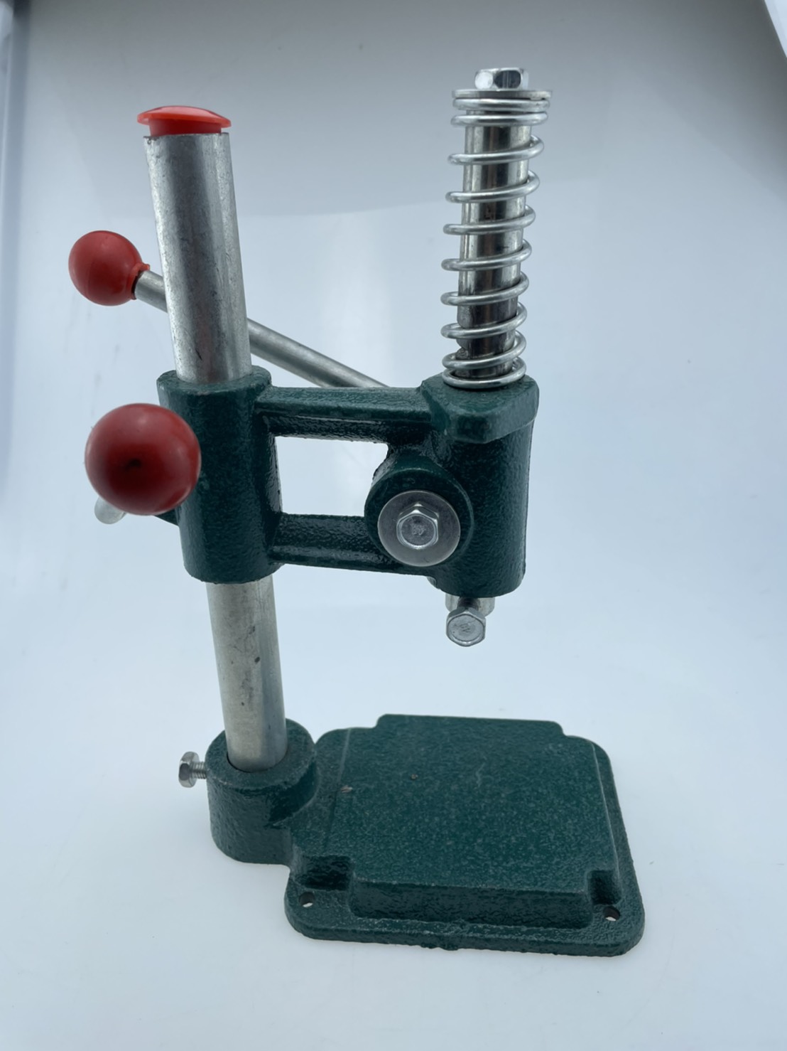 เครื่องกดสำหรับปั๊มกระดุมโดยใช้แรงจากมือเจาะรูงานผ้าหรือใช้