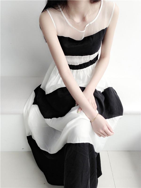 เสื้อผ้าแฟชั่นผู้หญิงพร้อมส่ง : เดรสสีดำแฟชั่น แต่งลายทางสีขาว กระโปรงพริ้วๆ น่ารักมากๆจ้า