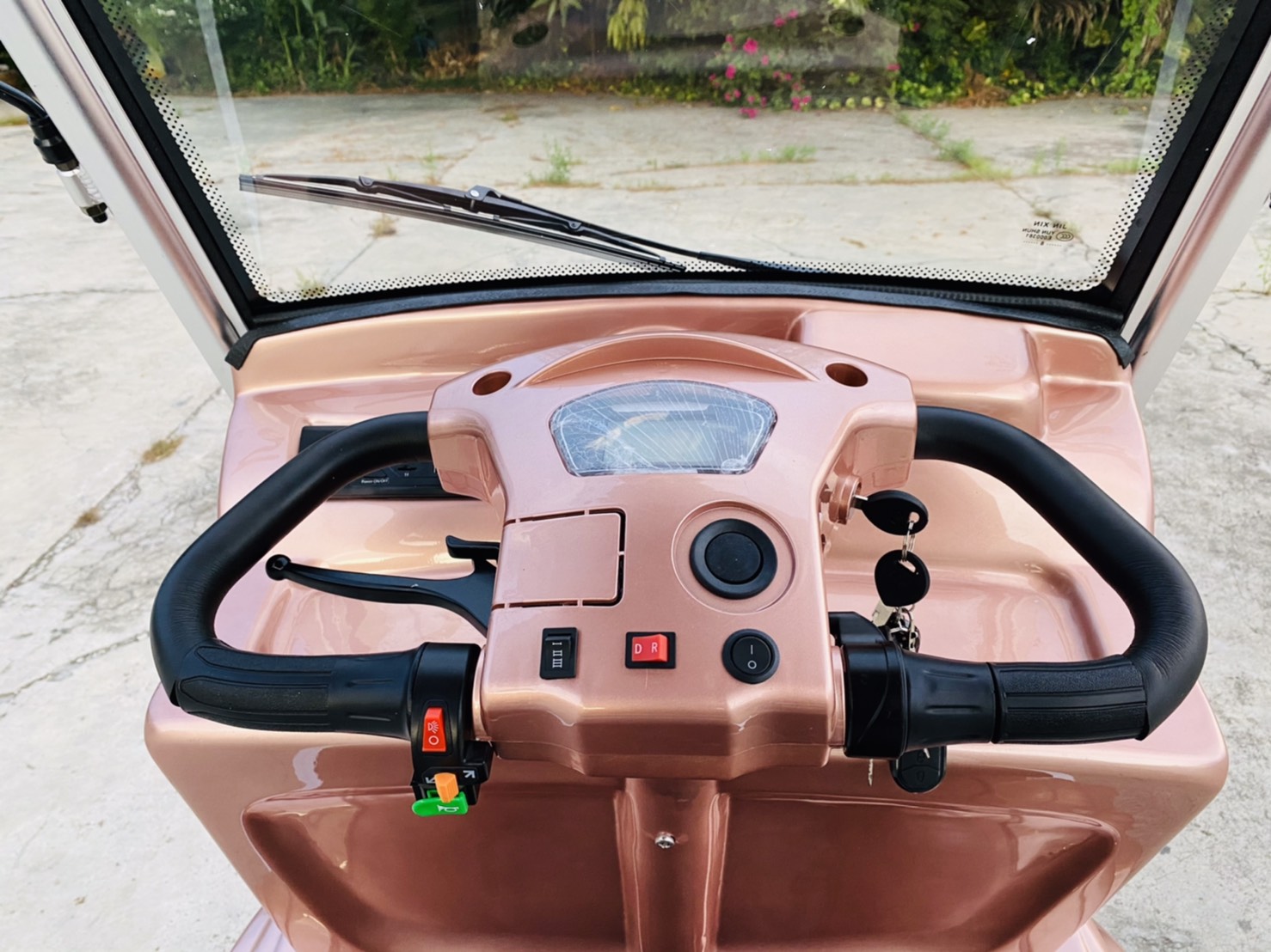 รถไฟฟ้า 4 ล้อ 4-5 ที่นั่ง รุ่น M-01T ยี่ห้อ CLP CAR ขับแฮนด์บิด สีชมพูพิ้งค์โกลว์