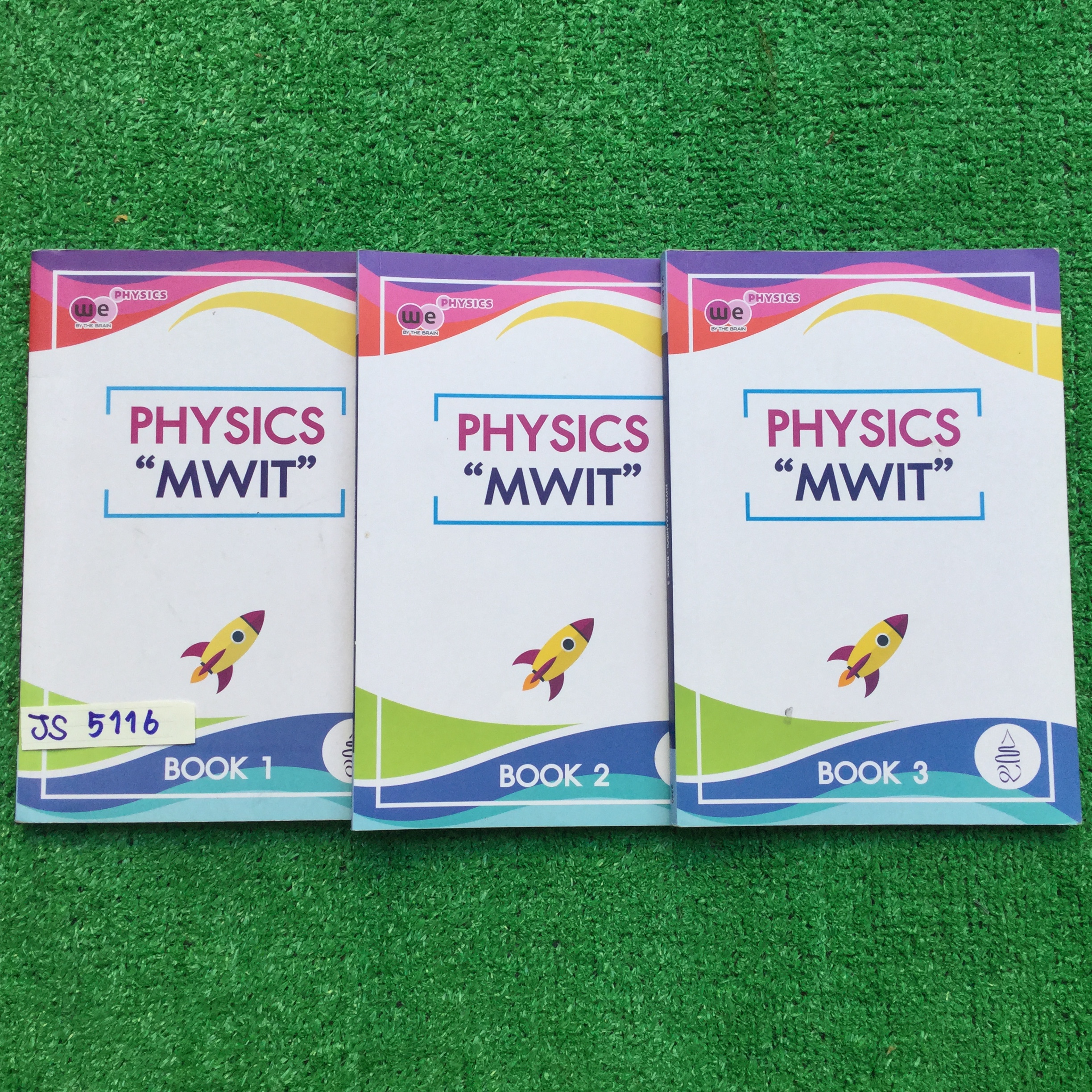 JS5116 [The Brain เดอะเบรน] Physics Mwit ติวเข้ม & ตะลุยโจทย์ ฟิสิกส์สอบเข้าโรงเรียนมหิดลวิทยานุสรณ์ เป็นเนื้อหาสรุปสั้นๆ ส่วนใหญ่จะเป็นโจทย์แบบฝึกหัด หนังสือพิมพ์สีสวยงาม มีจดไม่ครบบ้าง โจทย์เฉลยเป็นบางข้อตามที่สอนในห้อง ลายมือไม่ค่อยสวย พออ่านออก แบบฝึก