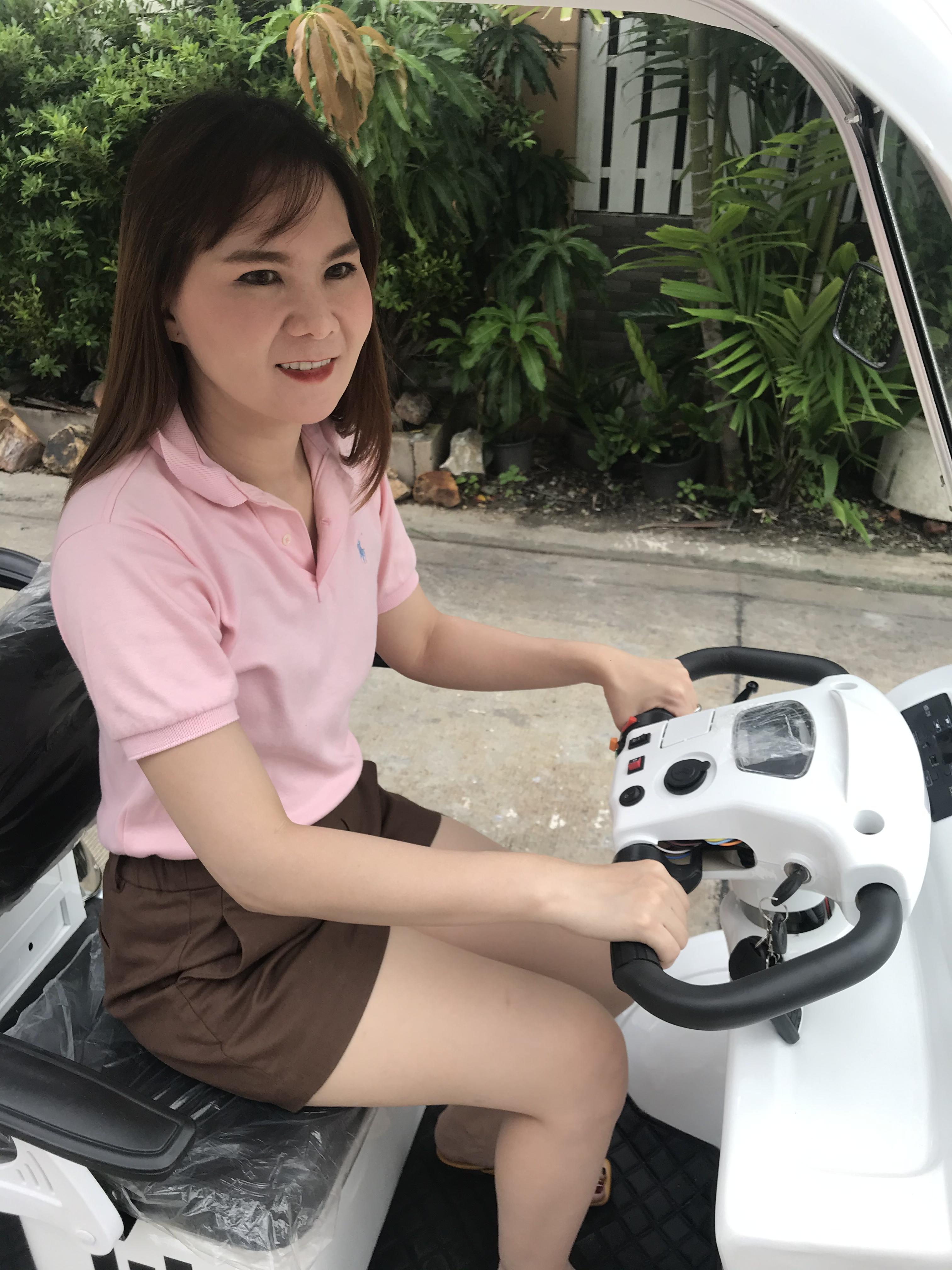 รถไฟฟ้า 4 ล้อ 3 ที่นั่ง รุ่น M-01 ยี่ห้อ CLP CAR สีขาว ขับแฮนด์บิด