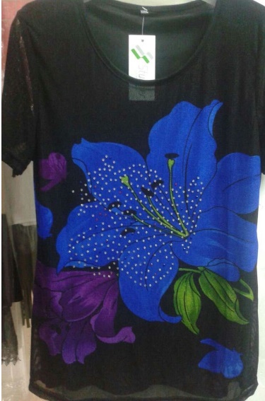 เสื้อผ้าแฟชั่นผู้หญิงพร้อมส่ง : เสื้อแฟชั่นสีดำแต่งลายดอกไม้สีน้ำเงินสดใส น่ารักมากๆจ้า