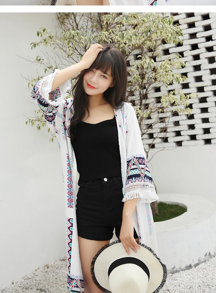 เสื้อคลุมแฟชั่น พร้อมส่ง : เสื้อคลุมสีขาวลายโบฮีเมียนแต่งพู่ที่ขอบแขน แบบสวยมากจ้า