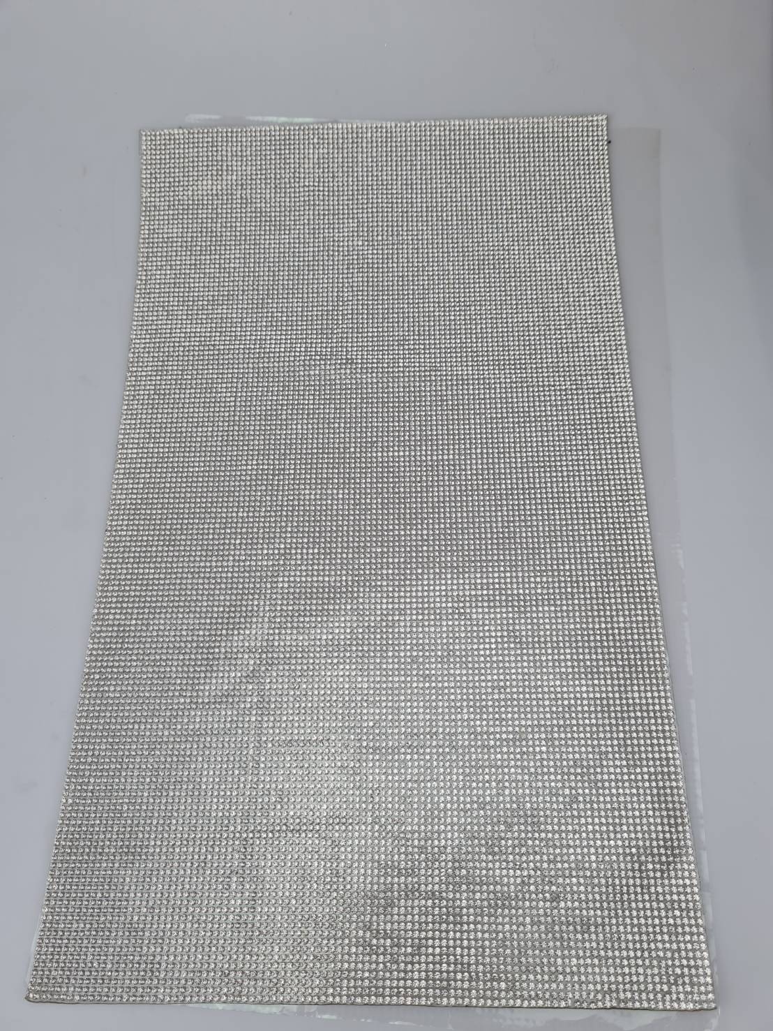 เพชรแผ่นรีดร้อน(hot Fix) ขนาด 39x23 เซนติเมตรสีขาวขนาดเพชร SS8 (2.4 มิลลิเมตร)สีขาวใส เนื้อคริสตัลแท้ ใช้งานประดับและตกแต่งสามารถตัดได้ด้วยมีด