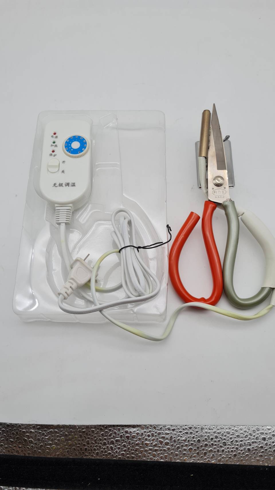 กรรไกรความร้อน Heat scissor เครื่องมือที่ช่วยให้การตัดผ้าของคุณเป็นเรื่องง่าย ขอบเรียบไม่รุ่ย