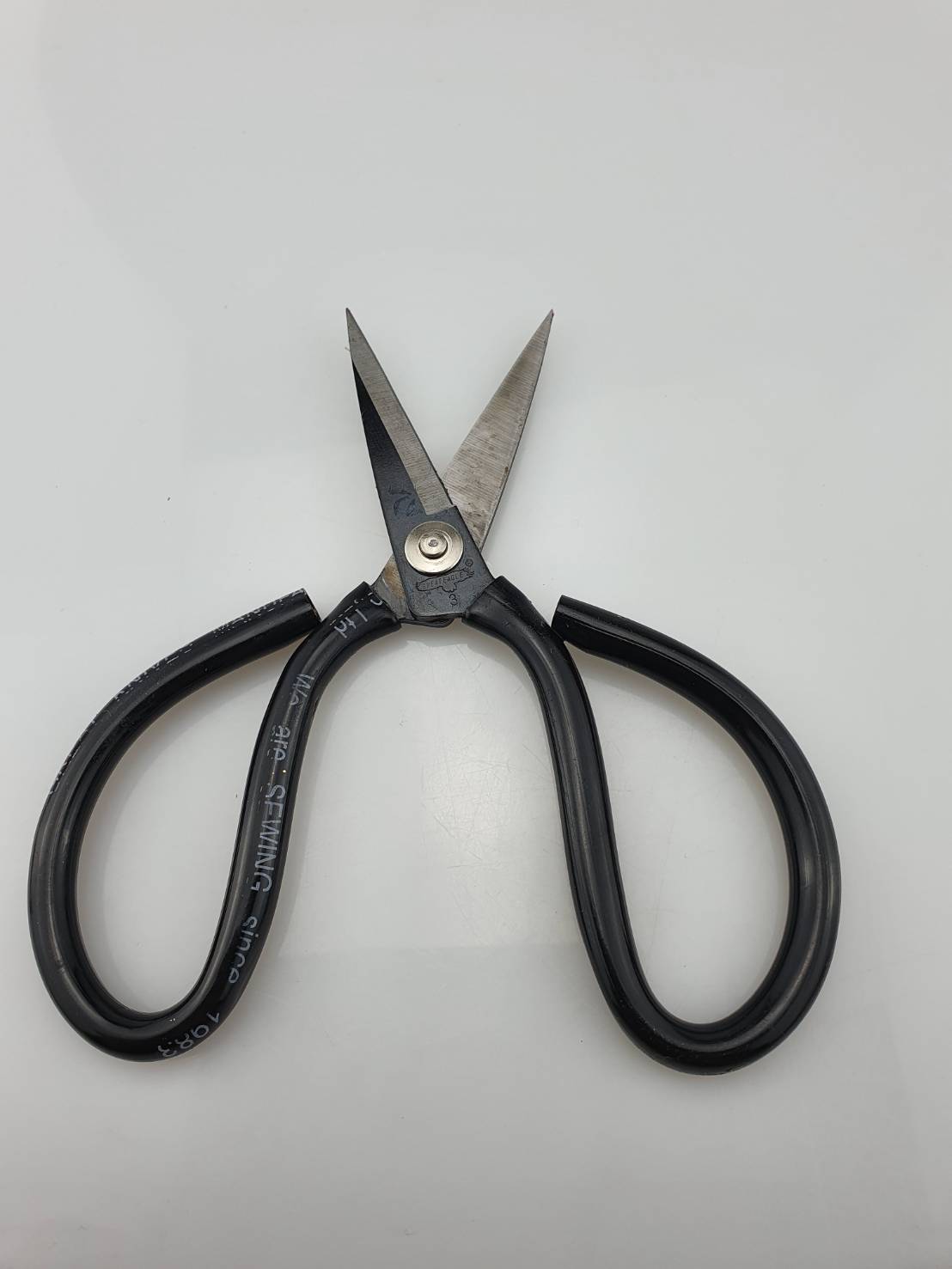 กรรไกรเจาะกระเป๋า ขนาด 7 นิ้ว กรรไกรปลายแหลมอย่างดี น้ำหนักเบาเพียง 125 กรัมเท่านั้น