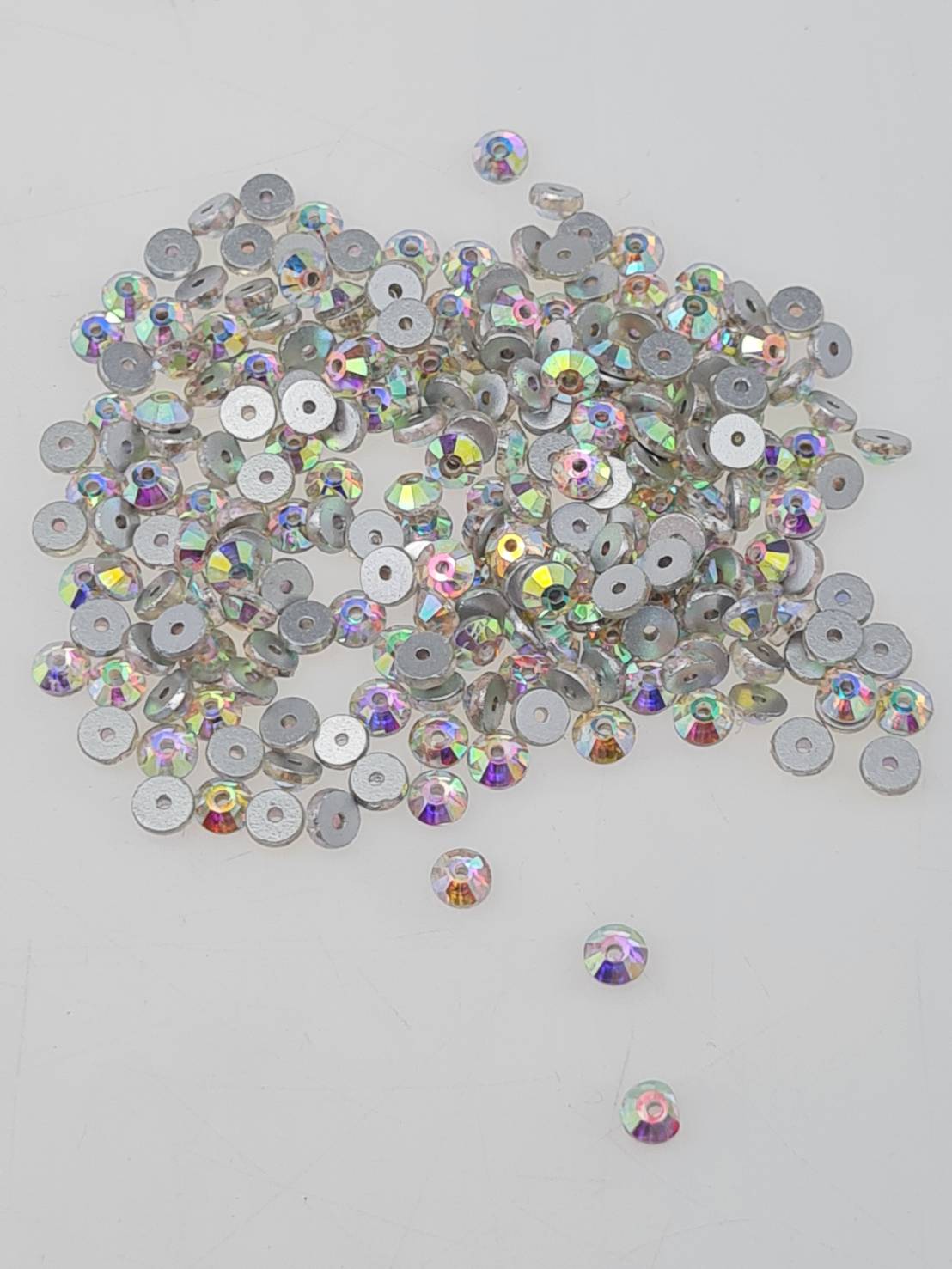 เพชรรู คริสตัลรูสำหรับเย็บหรือสอยติดกับเสื้อ คริสตัลรูใช้สอยด้วยเข็มและด้ายสวยเรียบหรูมีหลายสีให้เลือก