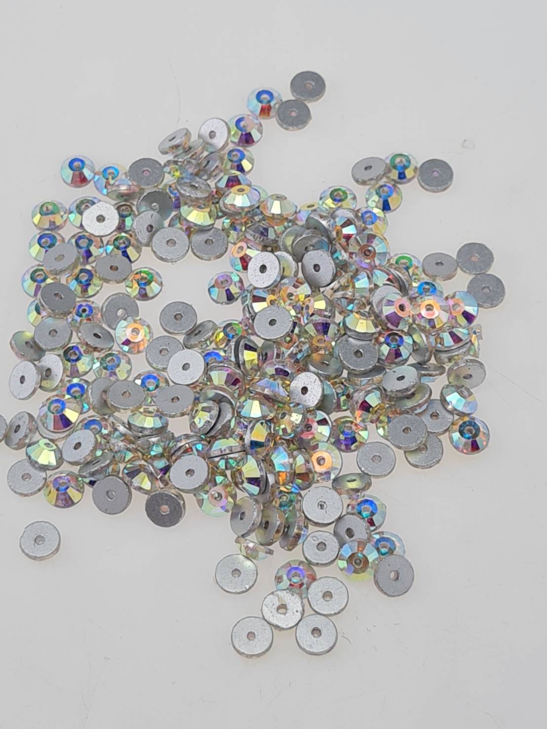 เพชรรู คริสตัลรูสำหรับเย็บหรือสอยติดกับเสื้อ คริสตัลรูใช้สอยด้วยเข็มและด้ายสวยเรียบหรูมีหลายสีให้เลือก