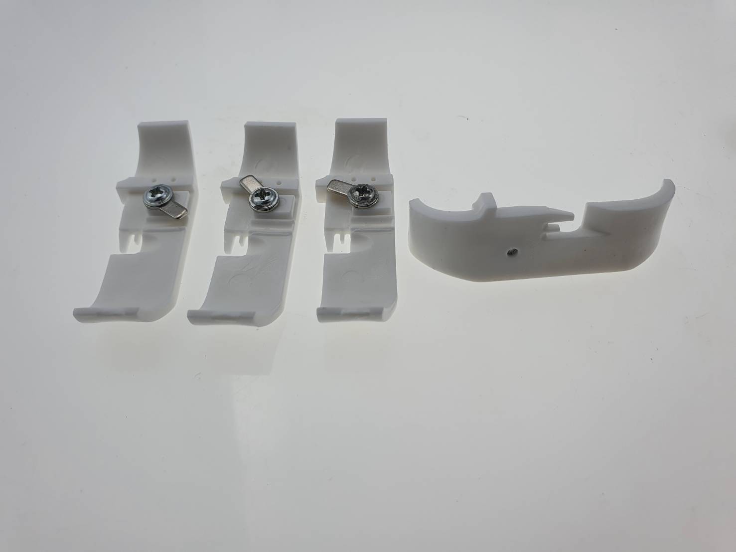 ตีนผีจักรโพ้งสำหรับผ้ายืด สี่เส้น แบบพราสติก เนื้อนิ่มใช้งานง่ายติดตั้งง่ายสำหรับผ้ายืด ใช้กับจักรโพ้งได้ทุกยี่ห้อ