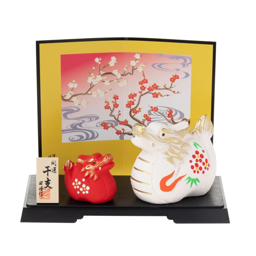 [PRE-ORDER] มังกรคู่ มังกรแดง มังกรขาว พร้อมฉากหลัง ต้นพลัมญี่ปุ่น ของมงคลญี่ปุ่น ฮวงจุ้ยโต๊ะทำงาน เสริมโชคลาภ วันตรุษจีน ปีมังกร นำเข้าจากญี่ปุ่น Dragon Zodiac 2024