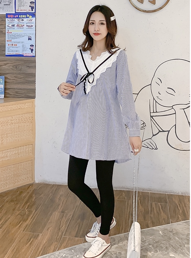 เสื้อคลุม แขนยาว ผ้าคอตต้อน แต่งลูกไม้ช่วงอก มีโบว์ผูกด้านหน้า มีเชือกผูกปรับขนาดด้านหลัง