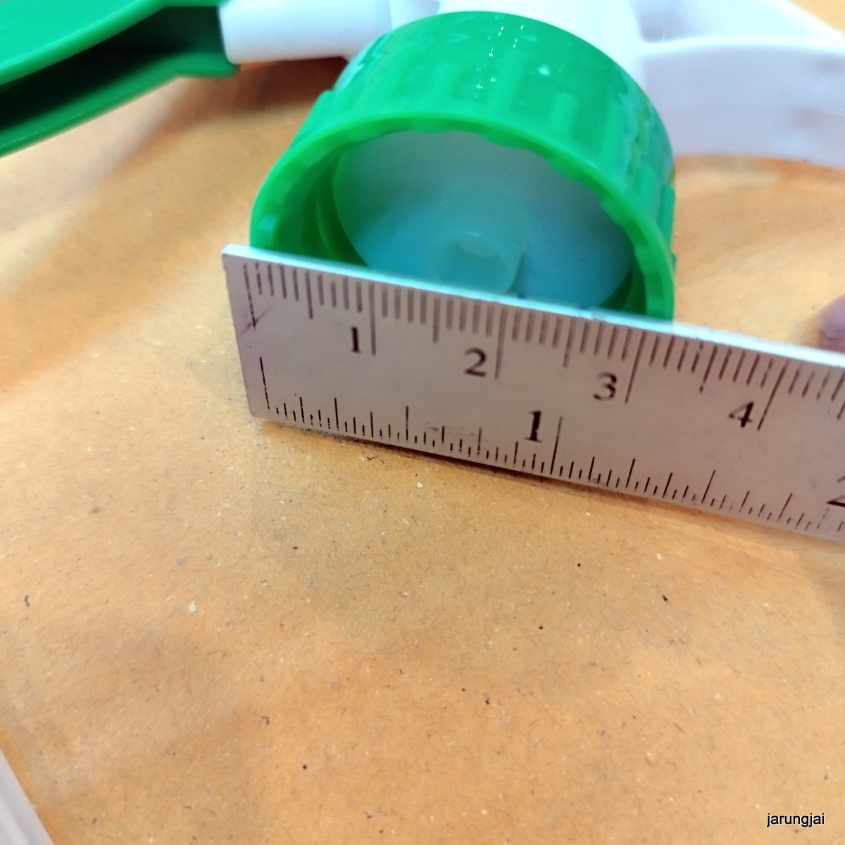 หัวฉีดสเปย์ สีเขียวขาว ฟีอกกี้ พร้อมหลอดอ่อน ยาว 26 ซม สวมขวดแอลกอฮอล์ได้