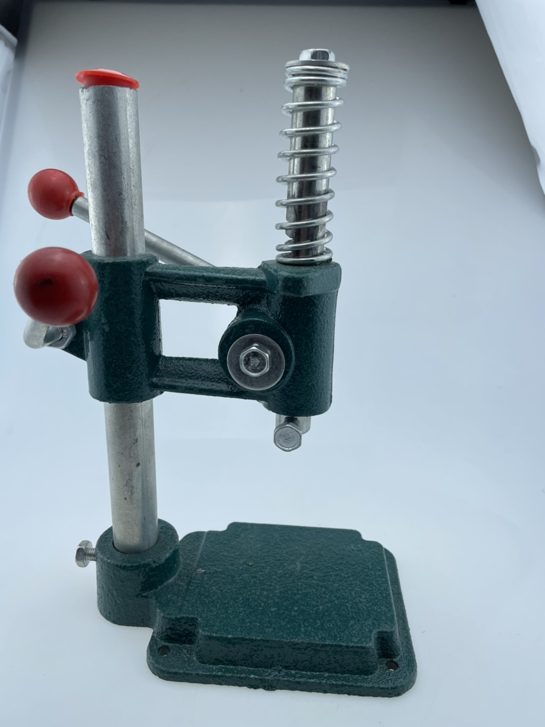 เครื่องกดสำหรับปั๊มกระดุมโดยใช้แรงจากมือเจาะรูงานผ้าหรือใช้