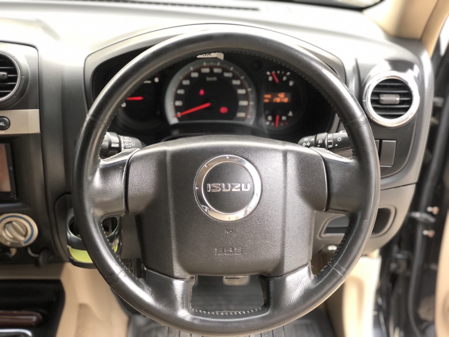 ISUZU DMAX Super Platinum Cab4 3.0LS VGS Turbo 4WD MT 2011