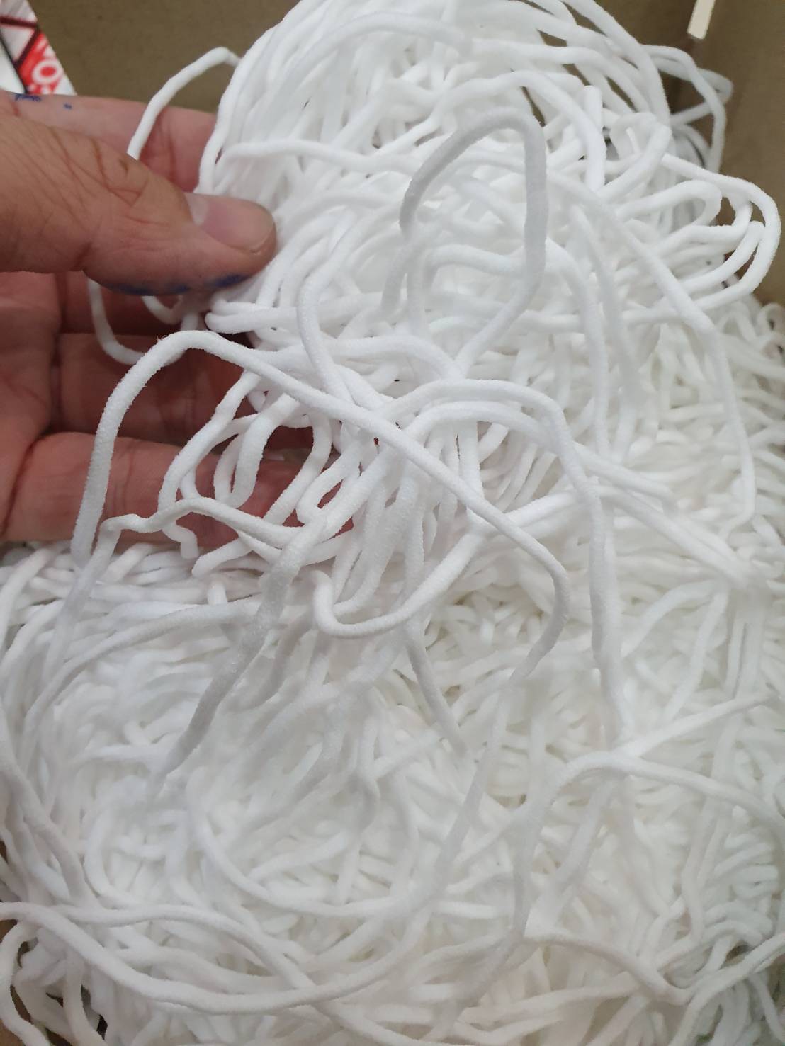 ยางยืดกลมขนาด 3 มิลลิเมตร สีขาว 500กรัมสำหรับงานเย็บเป็นยางทอ กลมเนื้อนิ่มเย็บได้ง่ายไม่ขาด เป็นยางทอแท้ ไม่ใช่ยางแท่งหรือยางพารา สามารถทำสายคล้องได้ ไม่เจ็บหู