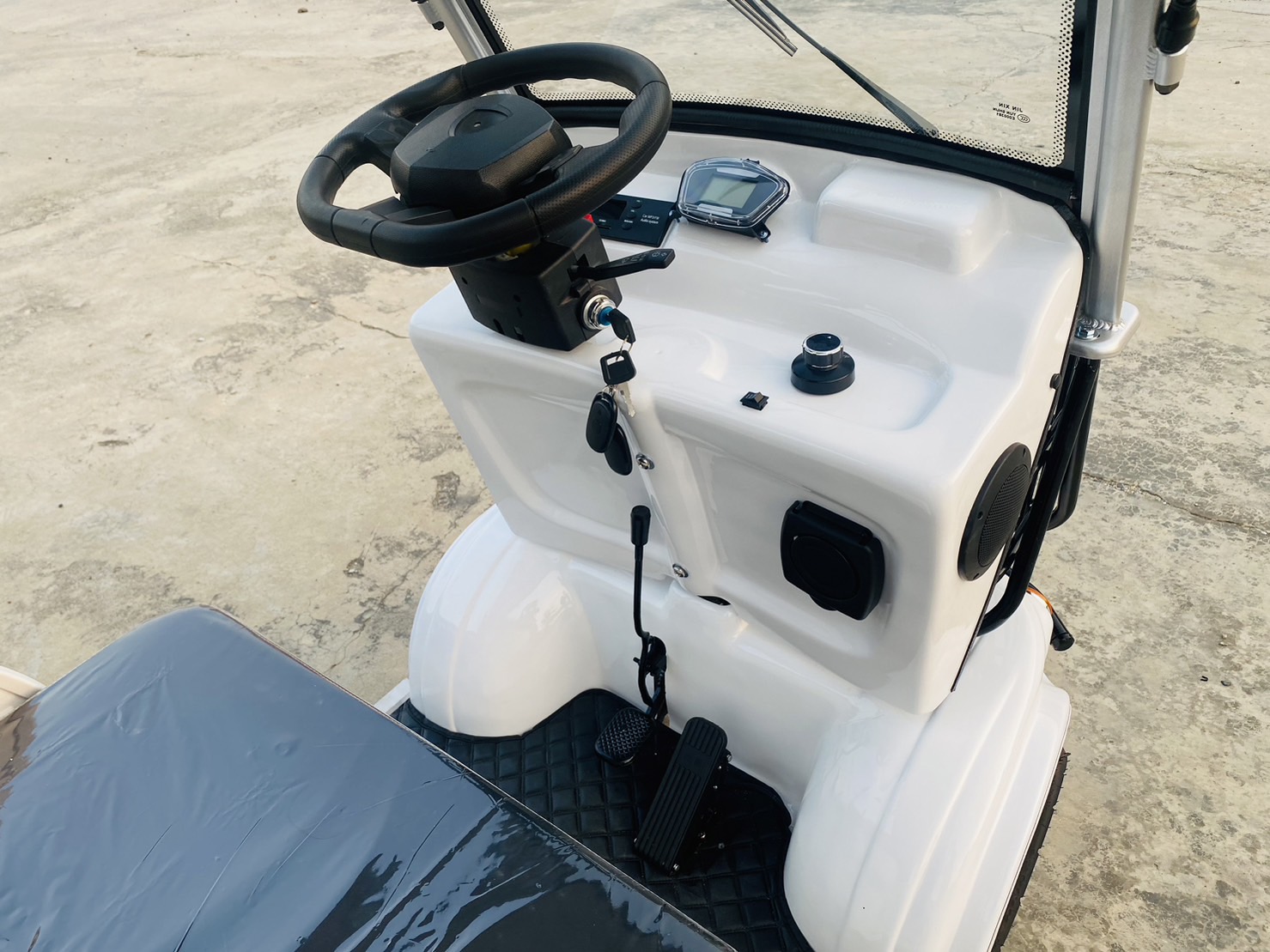 รถกอล์ฟไฟฟ้า 4 ล้อ 6 ที่นั่ง รุ่น M-04T ขับแบบพวงมาลัย