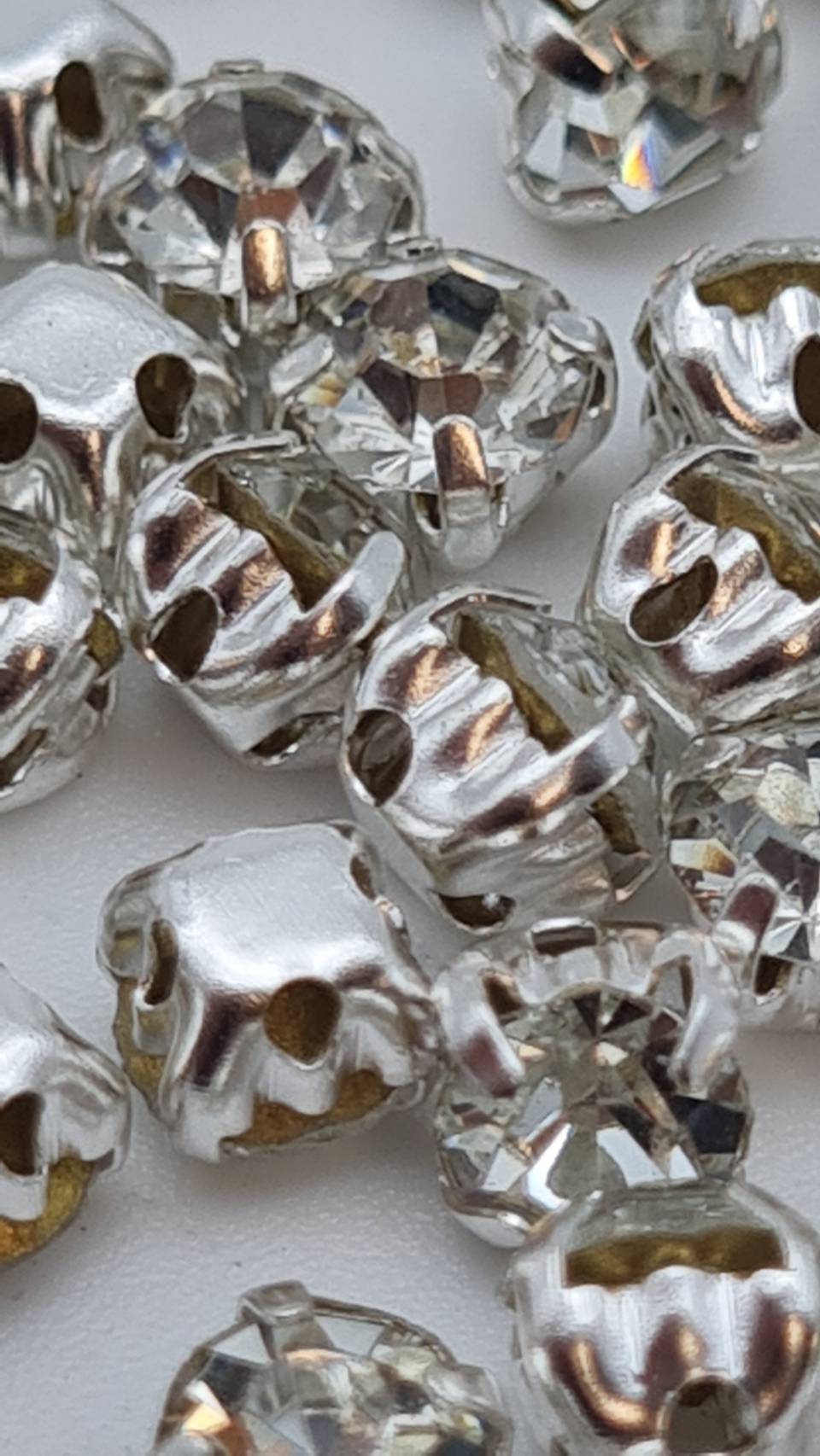 เพชรคริสตัลก้นแหลมสีใส พร้อมหนามเตย ประกอบมากับเม็ดคริสตัลเรียบร้อยพร้อมใช้งาน คริสตัลก้นแหลมหนามเตย