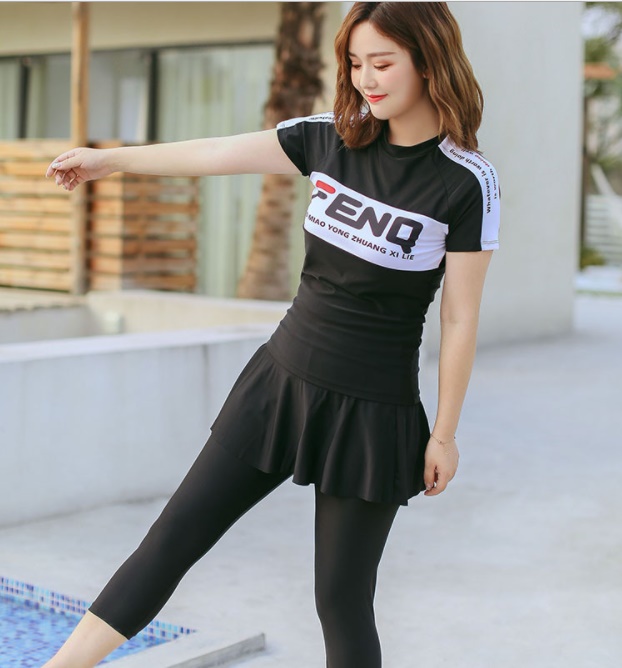 ชุดว่ายน้ำแขนสั้น ทูพีช 6xl พร้อมส่ง :ชุดว่ายน้ำคนอ้วนไซส์ใหญ่สีดำแบบสปอร์ตแต่งลายอักษรด้านหน้า มาพร้อมกางเกงติดกระโปรงระบายแบบสวยน่ารักมากๆจ้า:ขนาด รอบอก 44 - 52 นิ้ว เอว 36 - 46 นิ้ว สะโพก 40 - 54 นิ้ว