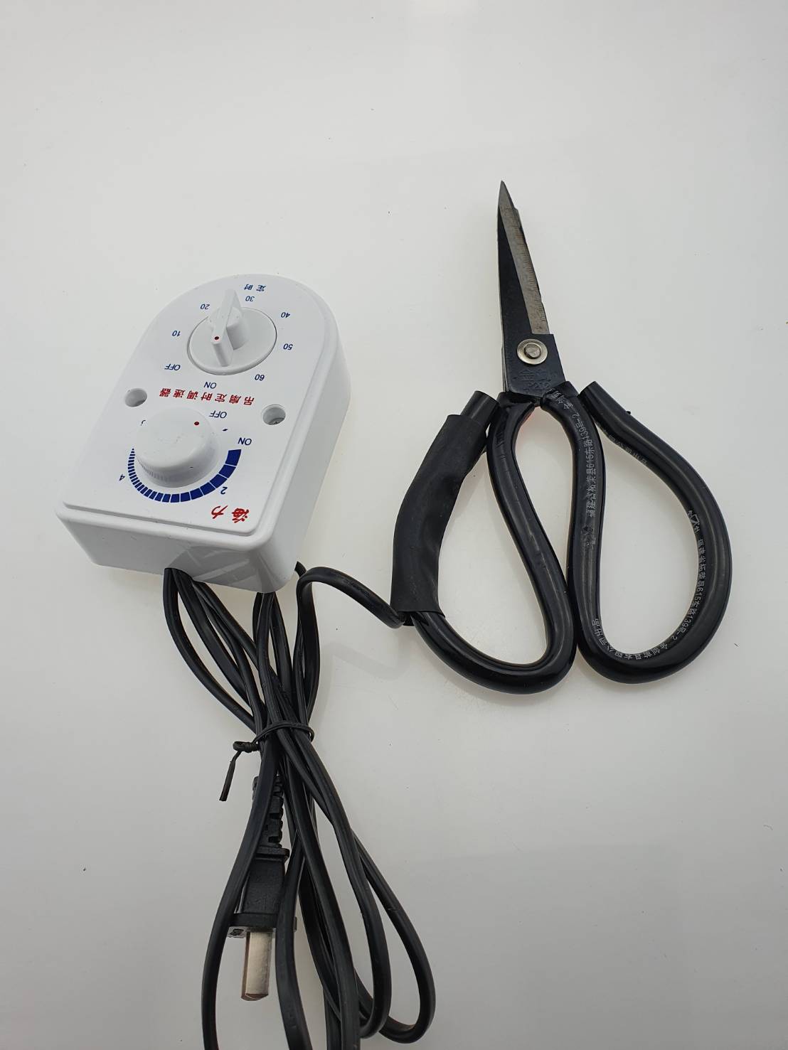 กรรไกรความร้อนตัดผ้าใช้สำหรับการตัดเสื้อผ้าให้เรียบไม่เป็นขุยร้อน 800 องศา