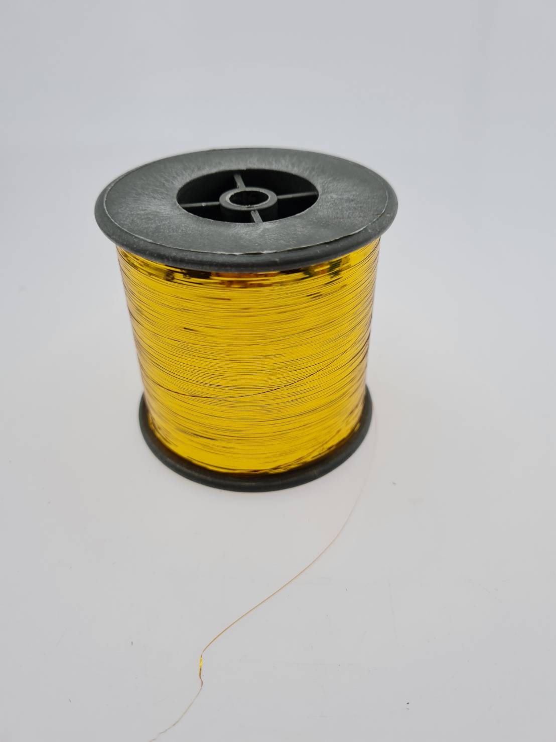 ดิ้นแบน (Metallic yarn) สีทอง สำหรับงานทอพรม งานปัก และงานทอดิ้นขนาด 125 กรัมต่อหลอดความกว้าง 0.36 มิลลิเมตร