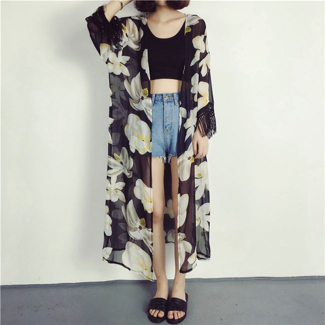 เสื้อคลุมแฟชั่น พร้อมส่ง : เสื้อคลุมสีดำแต่งลายดอกไม้สีสันสดใสและพู่ที่ปลายแขน แบบเก๋มากจ้า