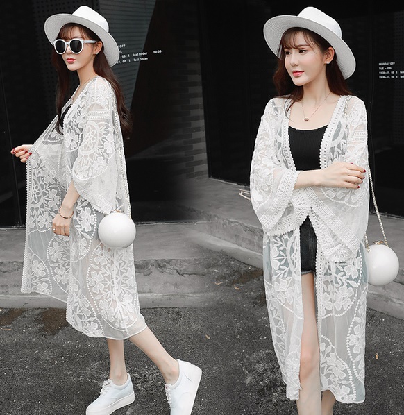 เสื้อคลุมแฟชั่น พร้อมส่ง : เสื้อคลุมสีขาวแต่งผ้าลูกไม้ลายสวย แบบเก๋มากจ้า