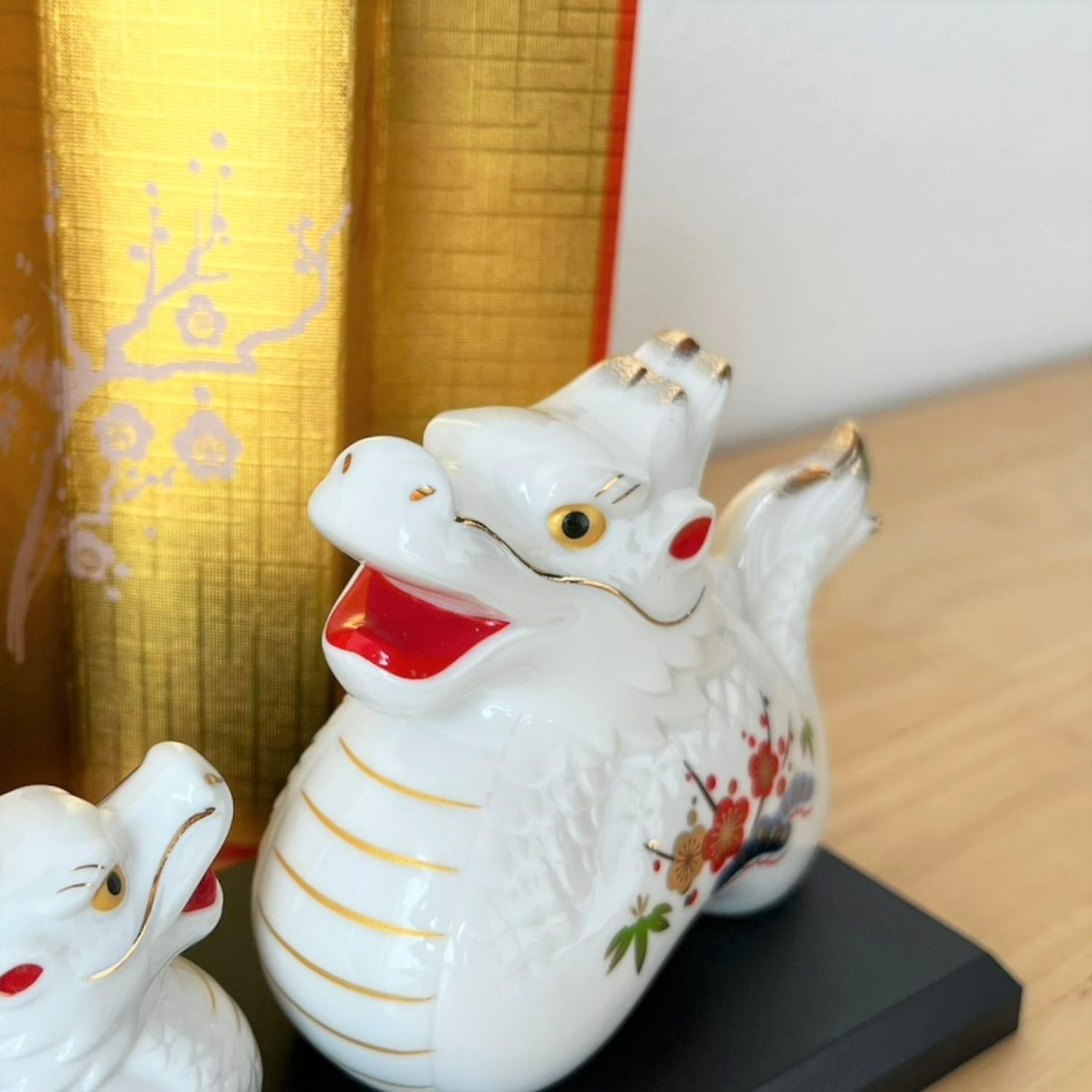 [PRE-ORDER] มังกรคู่ มังกรขาว ลายดอกไม้ ของมงคลญี่ปุ่น ฮวงจุ้ยโต๊ะทำงาน เสริมโชคลาภ ปีมังกร นำเข้าจากญี่ปุ่น ของขวัญ วันตรุษจีน Dragon Zodiac 2024