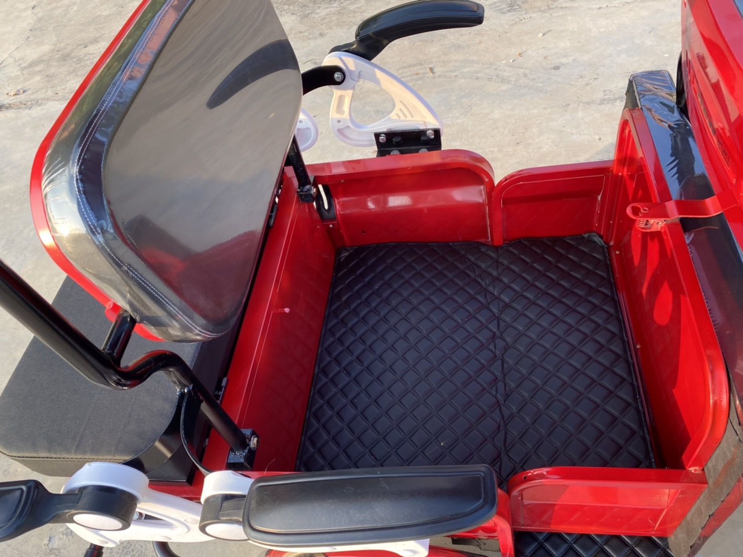 รถไฟฟ้า 4 ล้อ 4-5 ที่นั่ง รุ่น M-01T ยี่ห้อ CLP CAR สีแดง ขับแฮนด์บิด