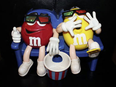 หนุ่ม M&M สีเหลืองและแดงกำลังนั่งชมภาพยนต์ 3 มิติ ด้วยแว่นตา (มือสอง มีตำหนิ)