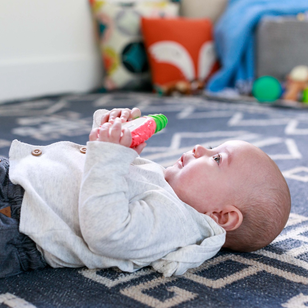 *แถมฟรี แปรงซิลิโคนสวมนิ้ว* Infantino ยางกัดแอปเปิ้ล Lil Nibbles Vibrating Teether Apple
