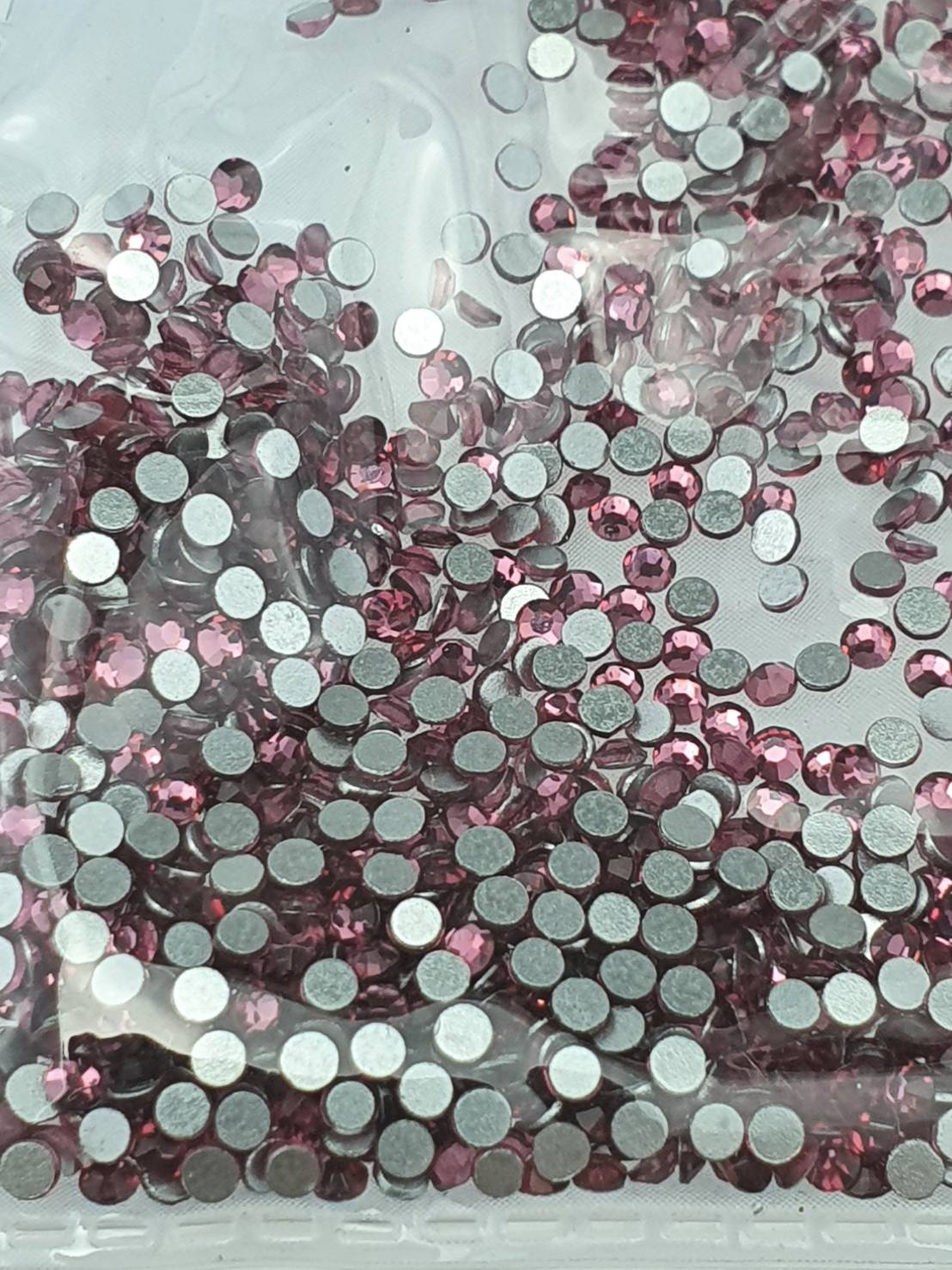 เพชรคริสตัลก้นตัด ขนาด SS6 (2.0มิลลิเมตร ) จำนวน 1440 เม็ดใช้งานง่ายเหมาะกับงาน DIYเสื้อผ้าต่างๆ
