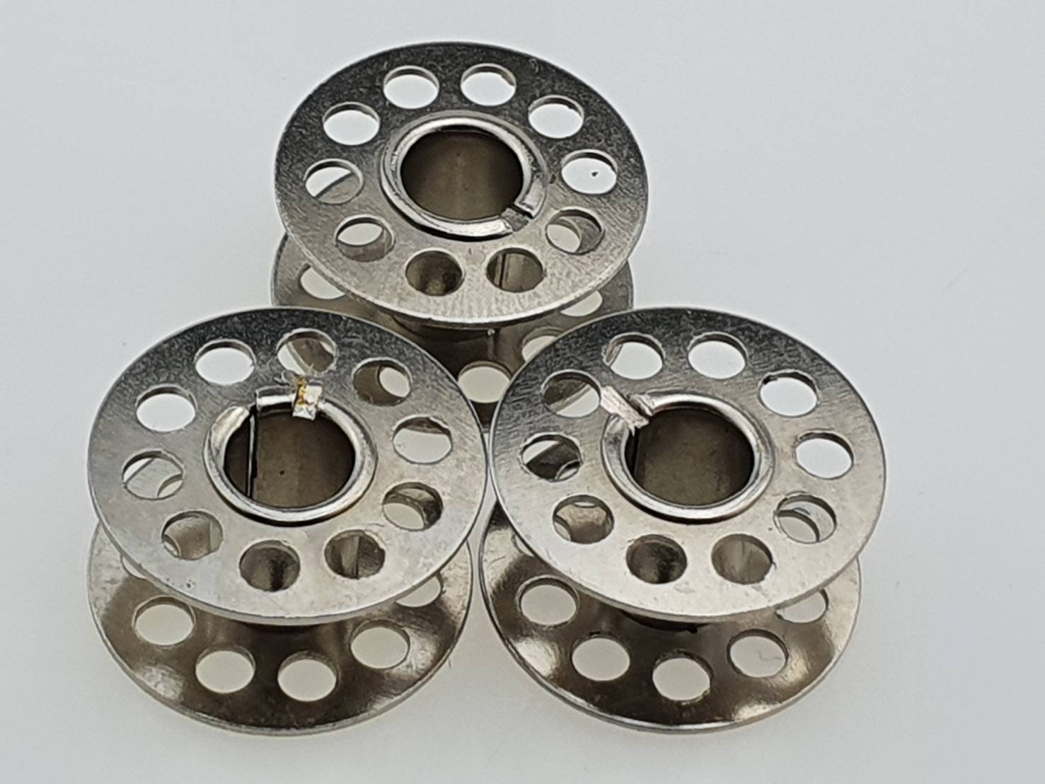 กะโหลกและกระสวยจักรหัวดำ เป็นกะโหลกคุณภาพดีสำหรับจักรเย็บผ้าหัวดำ