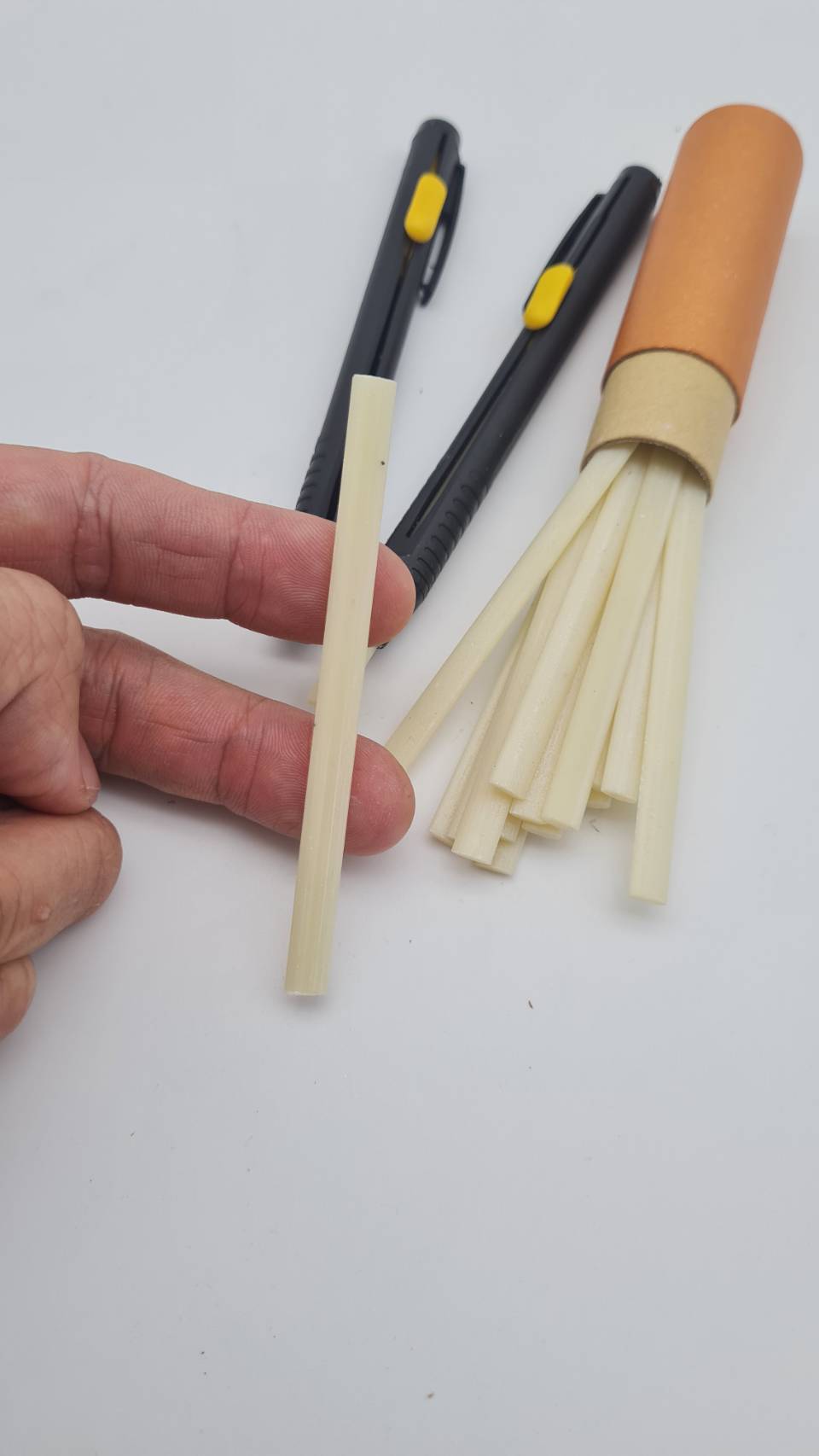 ชอร์คเขียนผ้า เส้นคมชัดไม่ต้องเหลาเนื้อเหนียวไม่หักง่ายใช้งานสะดวกมีปากกา 2ชิ้น ชอร์ค 20 ชิ้น