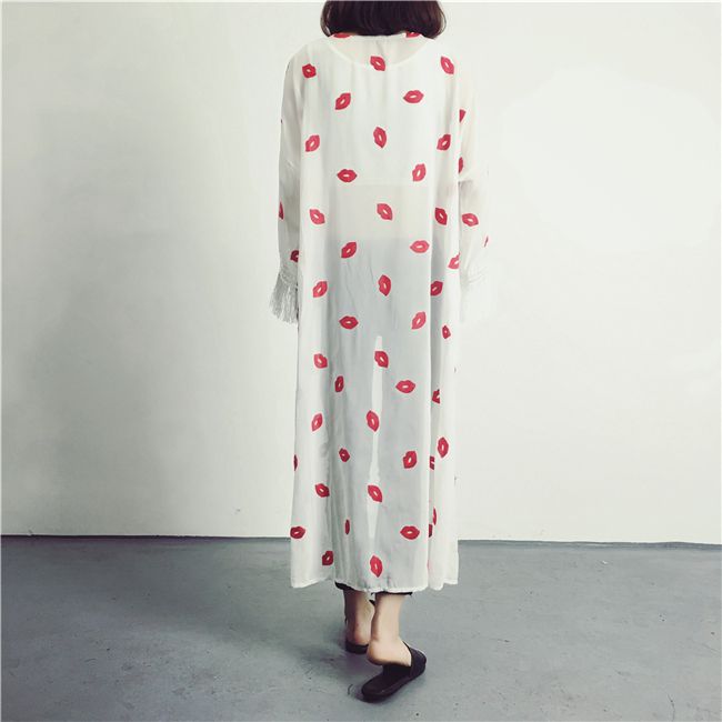 เสื้อคลุมแฟชั่น พร้อมส่ง : เสื้อคลุมสีขาวแต่งลายปากสีแดงและพู่ที่ปลายแขน แบบเก๋มากจ้า