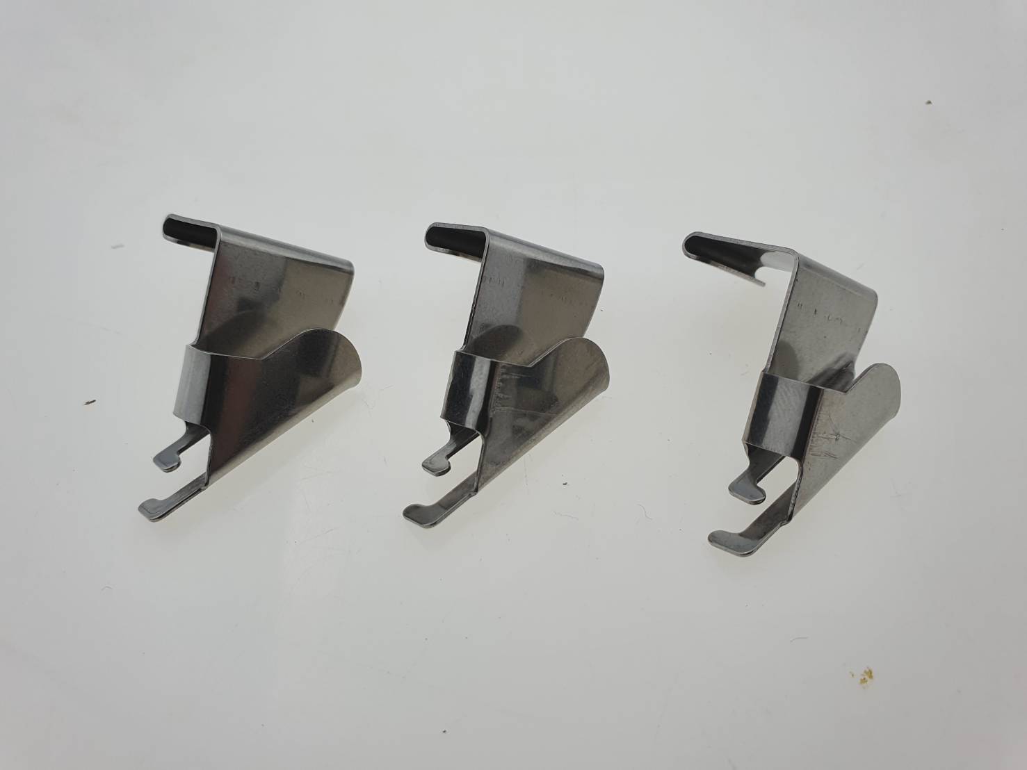 ตัวกันผ้าม้วนขอบจักรโพ้ง ใช้กับงานผ้ายืด ติดตั้งง่านไม่ต้องใช้น็อตใช้งานได้ดีลดเวลาการทำงาน