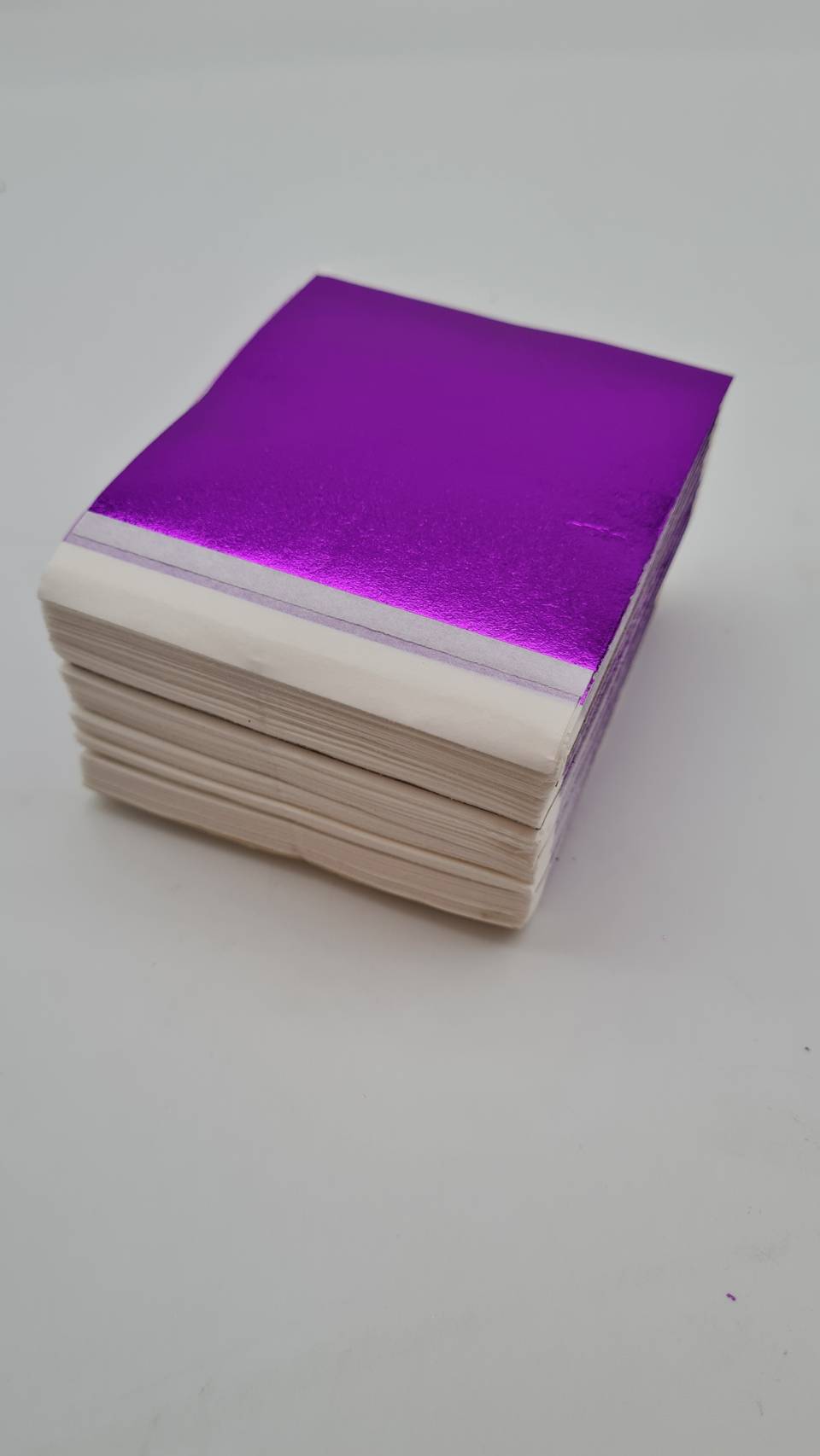 แผ่นทองวิทยาศาสตร์ขนาด 8x8เซนติเมตร แผ่นเปลวสีวิทยาศาสตร์ สำหรับงานประดับพื้นผิวใช้ได้กับกาวปิดทองและสีเฟรก เนื้อเปลวนิ่ม ใช้งานง่าย