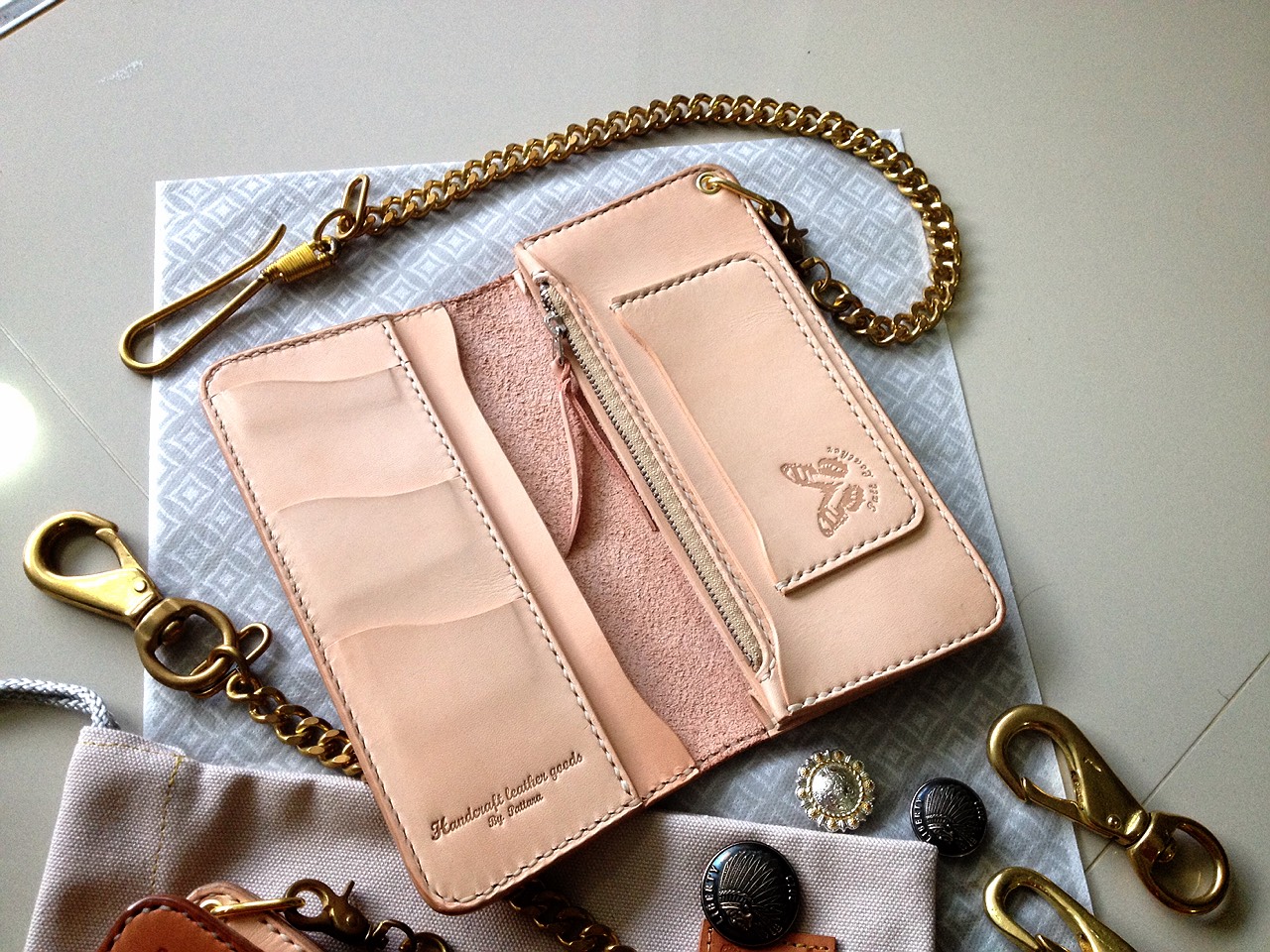 กระเป๋าสตางค์ชาย ใบยาว หนังแท้ พร้อมสายคล้องทองเหลือง