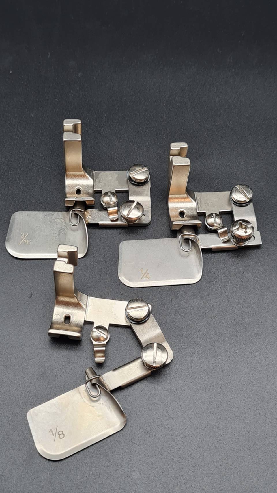 ตีนผีพับชายแบบซองสำหรับจักรอุสาหกรรมเข็มเดี่ยวติดตั้งง่ายใช้งานง่ายสามารถโยกซองเข้าออก ได้ มี 3 ขนาด ให้เลือก ใช้กับจักรเข็มเดี่ยว เหมาะกับช่างเย็บผ้า