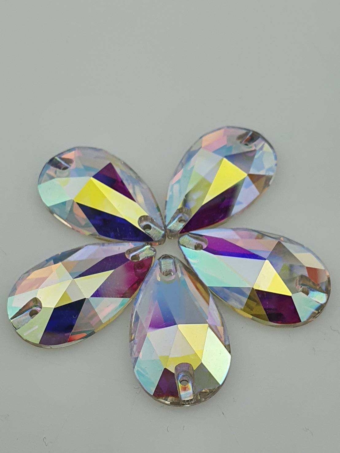 คริสตัลหยดสำหรับเย็บชุดลิเก แบบเหมือนของแท้และแบบกระจกมีขนาดหยดน้ำเล็กและหยดน้ำใหญ่