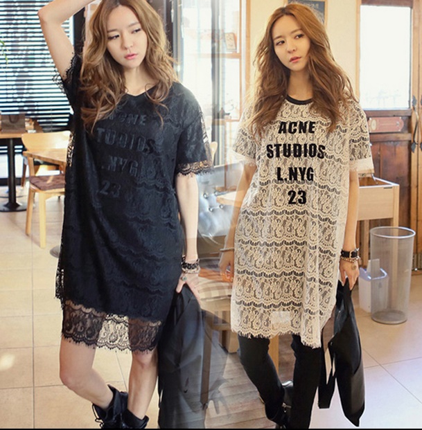 ((พร้อมส่ง)) เสื้อผ้าแฟชั่นผู้หญิง : เดรสสีขาว แต่งลูกไม้และตัวอักษรด้านหน้า ชายกระโปรงลูกไม้ น่ารักมากๆจ้า