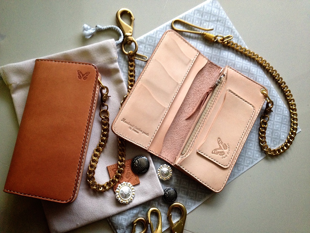 กระเป๋าสตางค์ชาย ใบยาว หนังแท้ พร้อมสายคล้องทองเหลือง