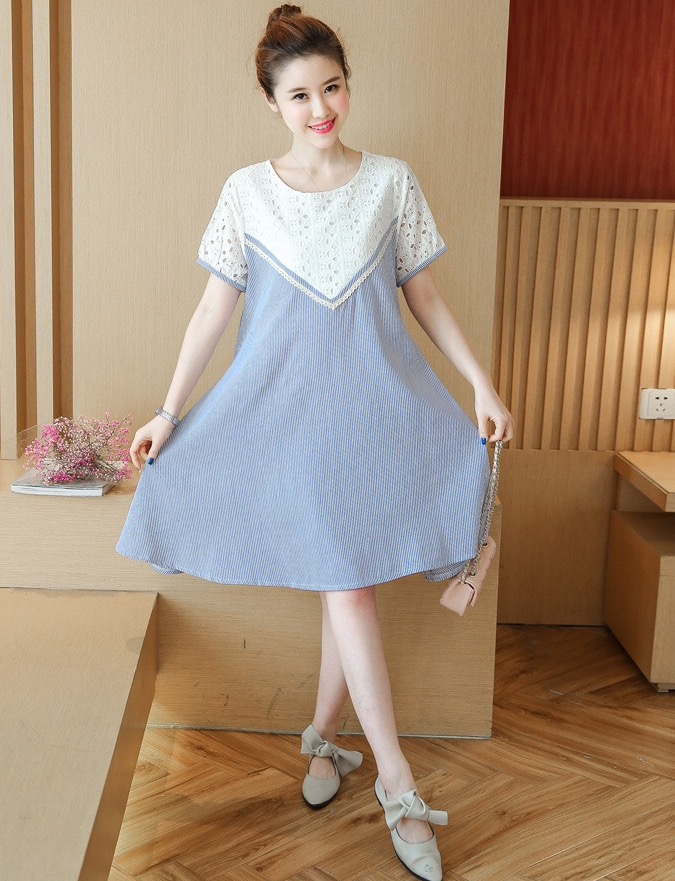 ชุดคลุมท้องแฟชั่น ด้านบนลูกไม้ ลำตัวลายเส้นฟ้า รอบท้องใหญ่ มีเชือกผูกปรับขนาดครรภ์ M,L,XL,XXL