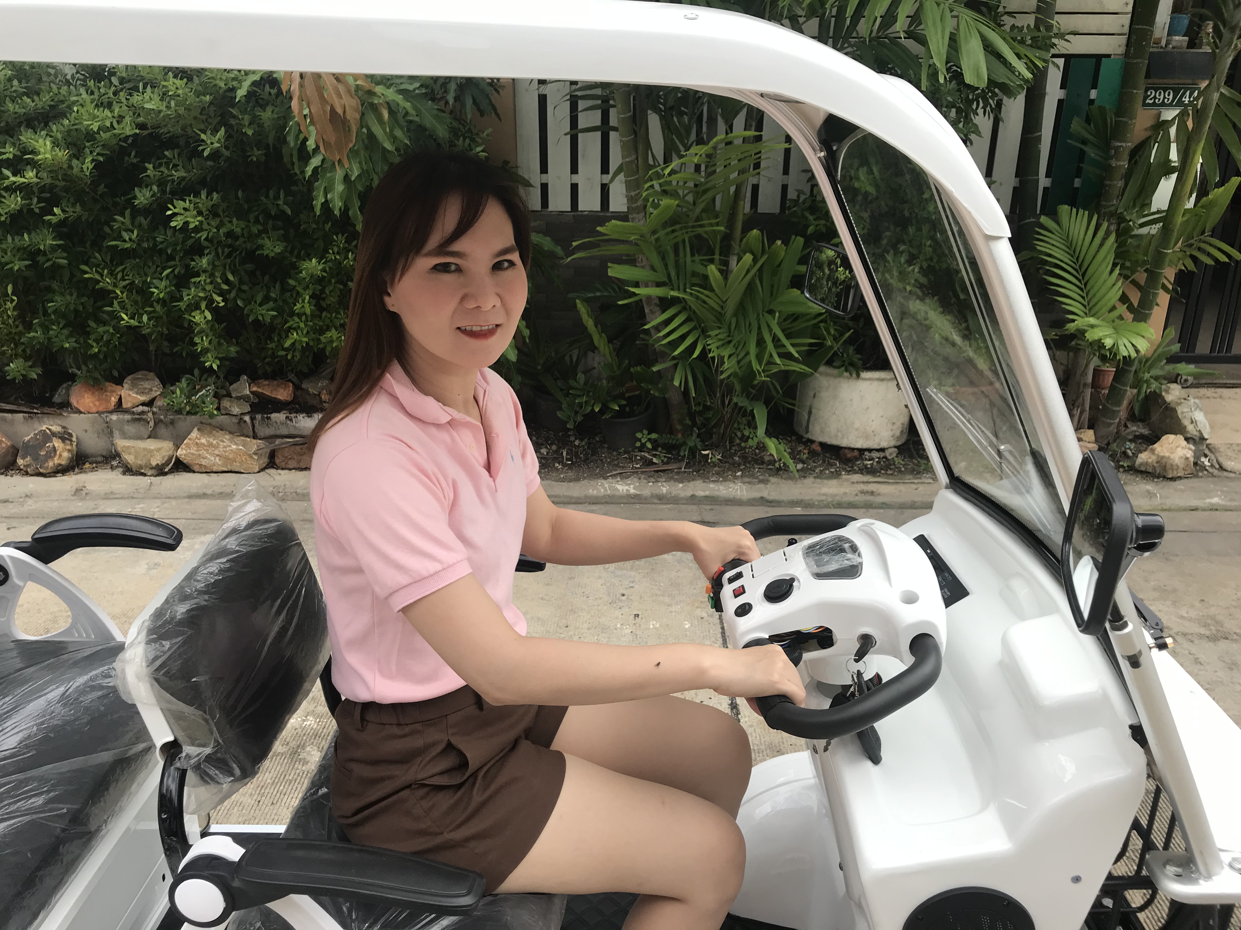 รถไฟฟ้า 4 ล้อ 3 ที่นั่ง รุ่น M-01 ยี่ห้อ CLP CAR สีขาว ขับแฮนด์บิด