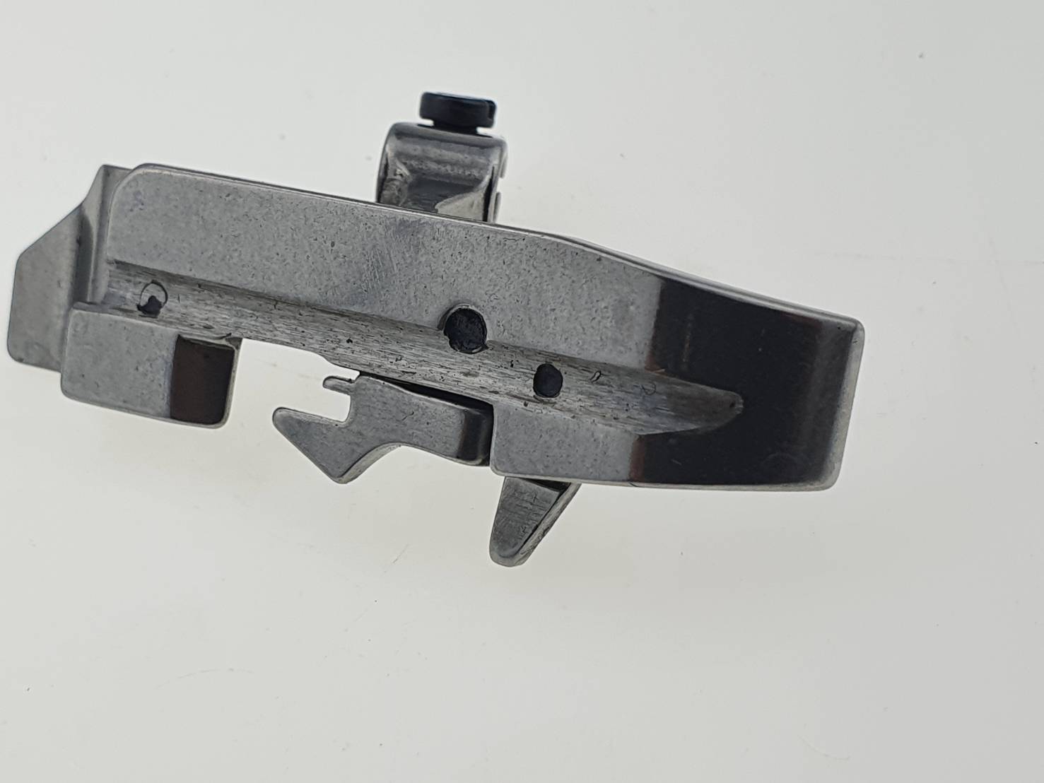 ตีนผีจักรโพ้งอุตสาหกรรม แบบร่องสำหรับการเย็บโพ้งแบบสอดเชือก ตัวตีนผีสามารถทับลงไปบนเชือกได้