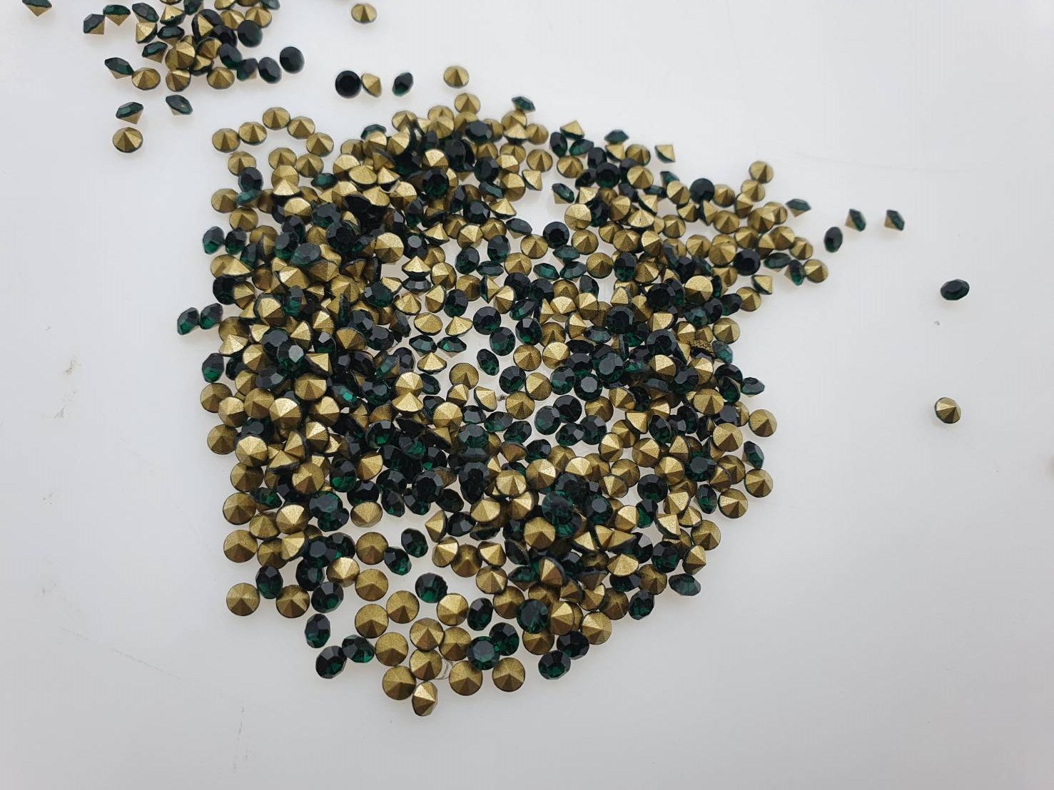 เพชรตูดแหลม เพชรก้นแหลม เพชรเทียม เพชรกระจก เพชรคริสตัล พลอยกระจก สีเขียวขนาดต่างๆ