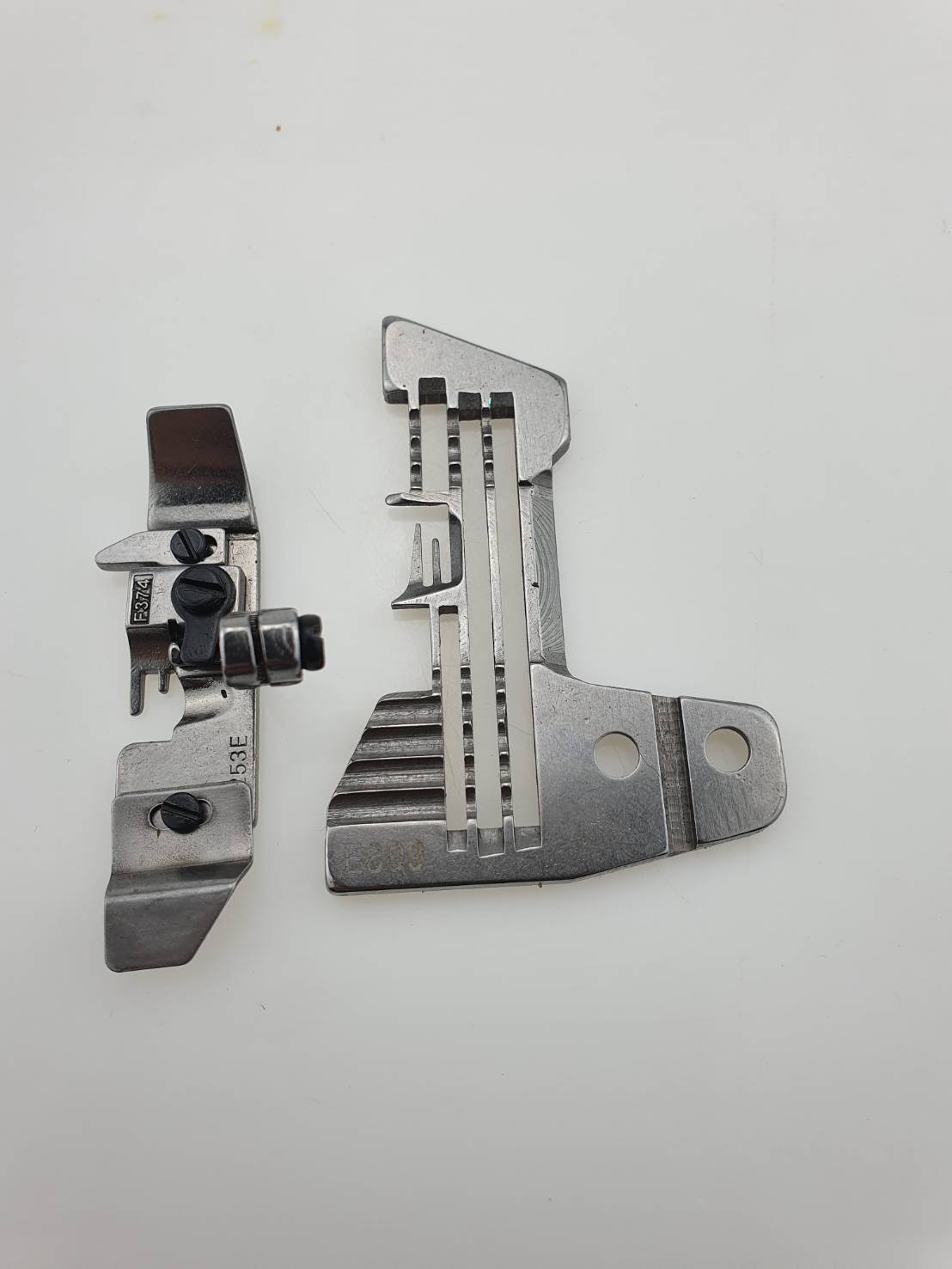 ชุดฟันและแป้นจักรโอลีนจักรโพ้งจักรโพ้งสี่เส้นใช้เย็บขอบผ้า