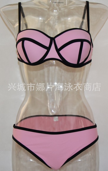 ชุดว่ายน้ำแฟชั่นพร้อมส่ง :ชุดว่ายน้ำแฟชั่นทูพีชสีชมพู แต่งลายผ้าตัดขอบดำ สีสดใสน่ารักมากๆจ้า:รอบอก28-32นิ้ว เอว30-34นิ้ว สะโพก32-36 นิ้วจ้า