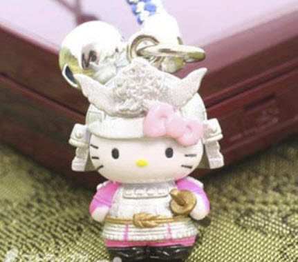 คิตตี้ ชุดซามูไร ใส่ชุดเกราะและสวมหมวกสีเงิน