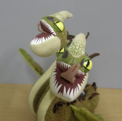 ตุ๊กตามังกร 2 หัว สูง 9 นิ้ว และยาว 12 นิ้ว (มือสอง)