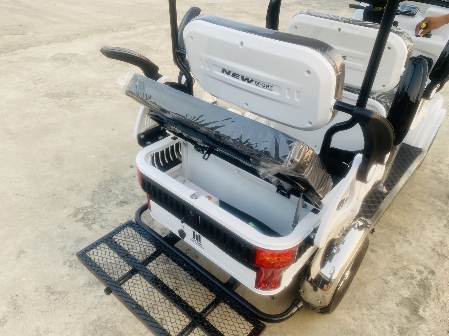 รถกอล์ฟไฟฟ้า 4 ล้อ 6 ที่นั่ง รุ่น M-04T ขับแบบพวงมาลัย